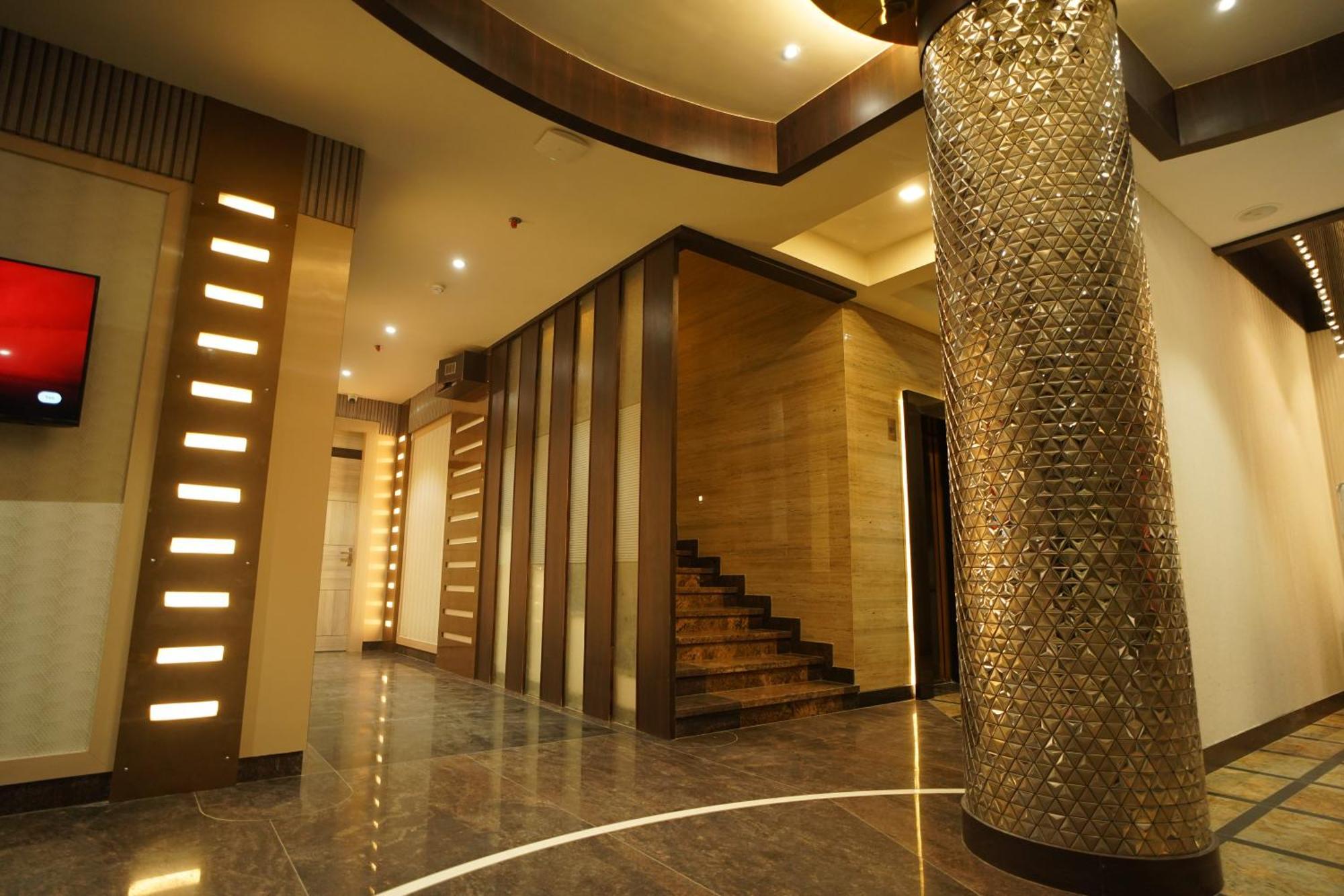 Hotel Square S, Varanasi